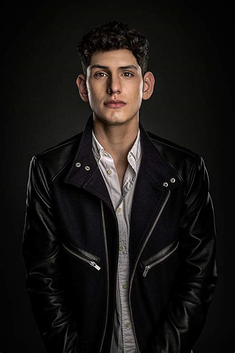 Matt benett. Matt Bennett is an American actor and DJ who played Robbie Shapiro in Victorious. Learn about his early life, roles, albums, relationship with Ariana Grande and more. 