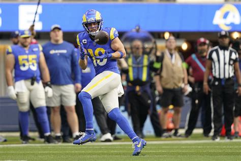 Matthew Stafford throws 2 TD passes, Rams rise in NFC playoff race with 28-20 win over Commanders