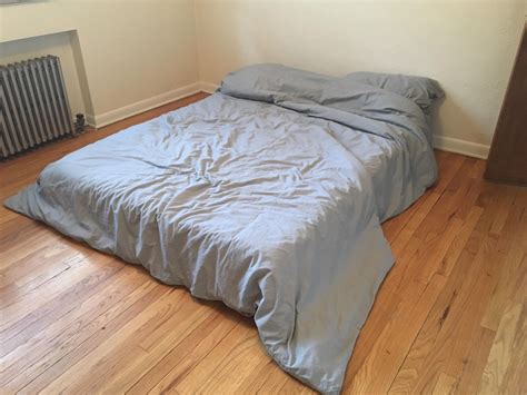 Mattress on the floor. Theoretically, floor sleeping or placing your mattress on the floor has many benefits. It assures spinal alignment that keeps you free from neck and back pain. This same floor, as well as mattress support, can result in an improved blood circulation as blood can flow without obstructions at any point. A low-profile sleeping surface also helps ... 