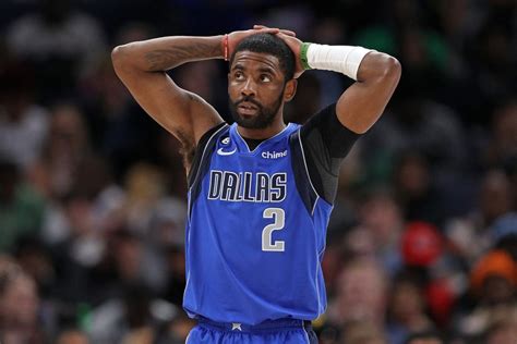 Mavs star Kyrie Irving will miss game in Memphis with right heel injury
