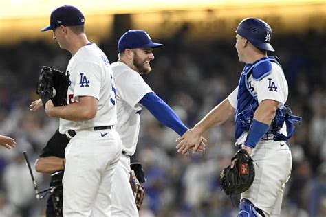 Max Muncy blasts two home runs, helps Dodgers rally past Reds 3-2
