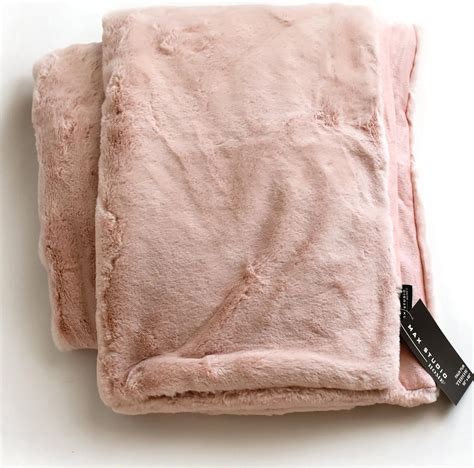 A typical baby blanket for newborn babies measures approximately 30 inches by 30 inches to 36 inches by 36 inches. Blankets intended for premature babies can be as small as 18 inches by 18 inches. These smaller blankets can also be used as .... 
