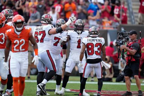 Mayfield shines again, Buccaneers stay unbeaten with 27-17 victory over struggling Bears