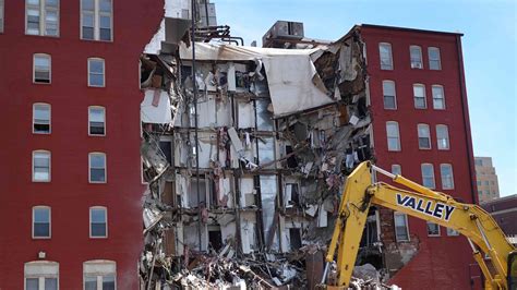 Mayor: 5 unaccounted for including 2 likely in wreckage of collapsed Iowa apartment building