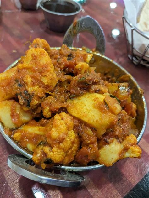 67. Shrímy Víndaroo $19.95 83. Mírc hí 'Ka Saran $16.95 chicken cooked in special spicy curry sauce Kadai (skillet) with traditional spices & herbs. 
