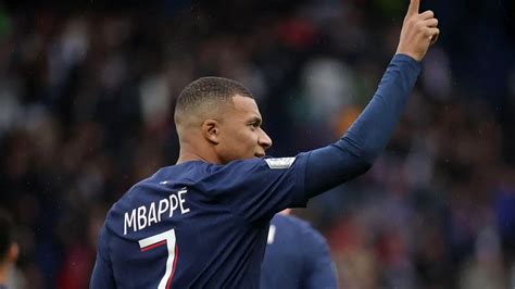 Mbappe’s hat trick and Donnarumma’s saves put PSG top of French league