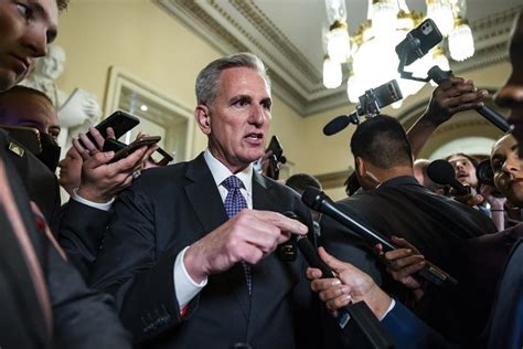 McCarthy pide una investigación formal de juicio político contra Biden en medio de la presión de los conservadores