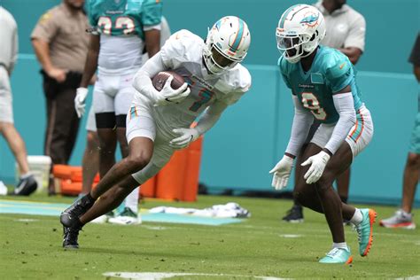 McDaniel praises defense in Dolphins scrimmage interrupted by lightning