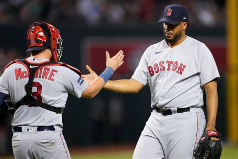 McGuire’s safety squeeze with bases loaded lifts Red Sox over Diamondbacks 2-1