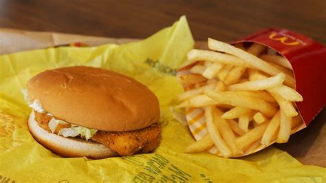 Mcdonalds fried chicken. Burgers vs. Fried Chicken. Looking for healthy take out options doesn't have to be tough. Here, we break down why one of these choices is usually better than the other. Looking for healthy take ... 