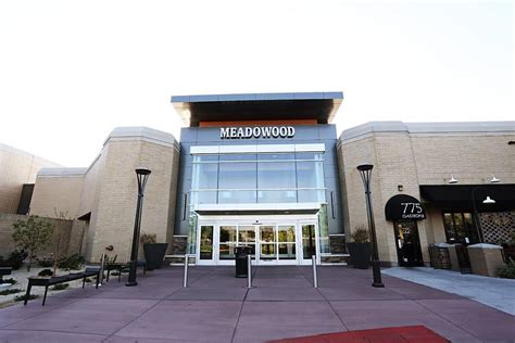 Meadowood mall. Shopping at outlet malls gives you an opportunity to save money at a wide variety of name brand stores. The trick is finding the best outlet malls in your area. These guidelines wi... 