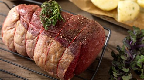 Meat for meat. Nov 18, 2014 · Whole-Muscle Cuts Whole-muscle cuts of meat are shaved into slices that can be thick (good for sandwiches) or paper-thin (a better choice for charcuterie boards). Common examples are lomo de cerdo ... 