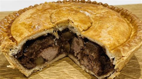 Meat pie wins at awards despite vegan bakes rise - BBC News