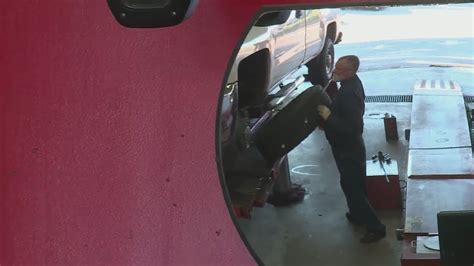 Mechanic recounts encounter with wanted suspect moments before car stolen