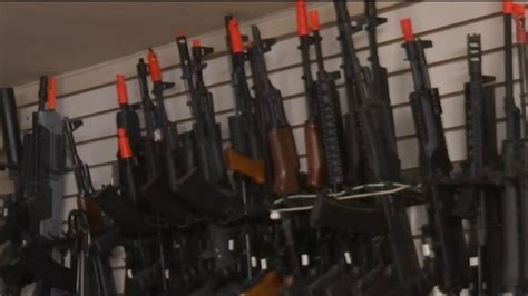Medida busca que tiendas de armas en Montgomery ofrezcan información sobre prevención del suicidio