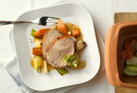 Mediterraner schweinebraten im römertopf