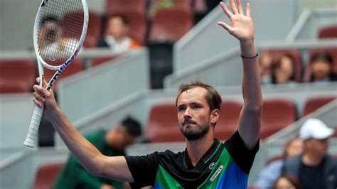 Medvedev through to semifinals at China Open. Swiatek wins on debut in Beijing