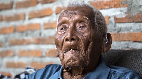 Meet the Oldest Man in the World, who is still able to walk by …