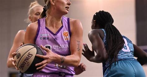 Melbourne thump Flyers to level WNBL semi-final series