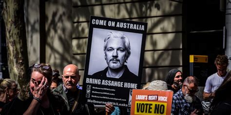 Members of Congress Make New Push to Free Julian Assange
