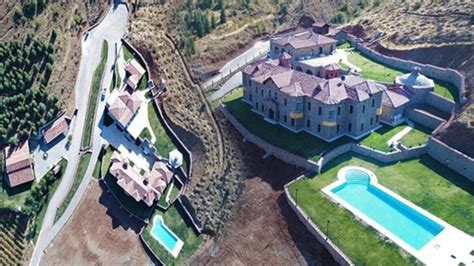 Memleketine saray gibi otel yaptı! Manzarasıyla görenleri hayran.