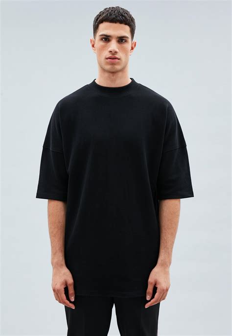 Men's oversized t shirt. Men's Oversized T-shirts. Our collection of oversized T-shirts for men make for a low-key casual style statement and range from every day to eye catching. Our online edit has sleeveless, long-sleeved and short-sleeved designs that come printed and patterned with stripes, checks and slogans as wekk as plain with slogans. 