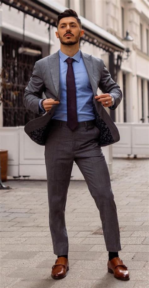 Men's wear for interview. Colors. Black, white, gray, navy blue, brown, or beige are all acceptable colors to wear when it comes to a job interview. You can add a touch of color by wearing hints of light blue, pale pink, or light yellow and … 