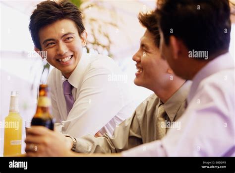 Men Having Drinks Stock-Fotos und Bilder - Getty Images