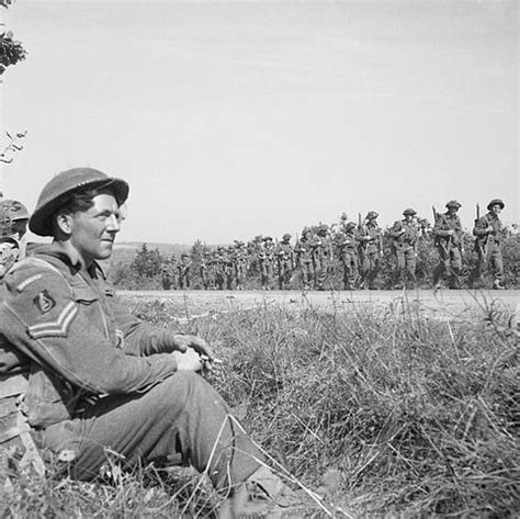 Men of the Durham Light Infantry move forward during the …