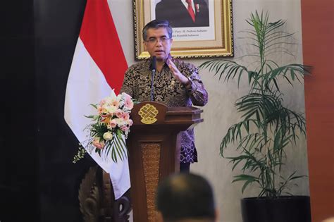 Menaker Tanggapi Tagar #Kaburajadulu: Semangatnya Bukan Kabur Ekonomi ? 1 minggu yang lalu 