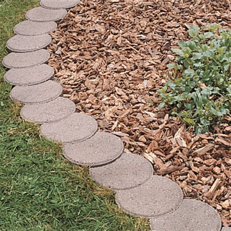 EasyFlex® no-dig landscape edging gives your landscaping a charming, decorative look with the scalloped edge and black woodgrain texture. It is flexible enough to create tight circles around trees, and the patented L-shaped design eliminates damage from digging into tree and plant roots. Use the edging with weed fabric for an extra layer of weed protection. The spiral spikes easily pierce ....