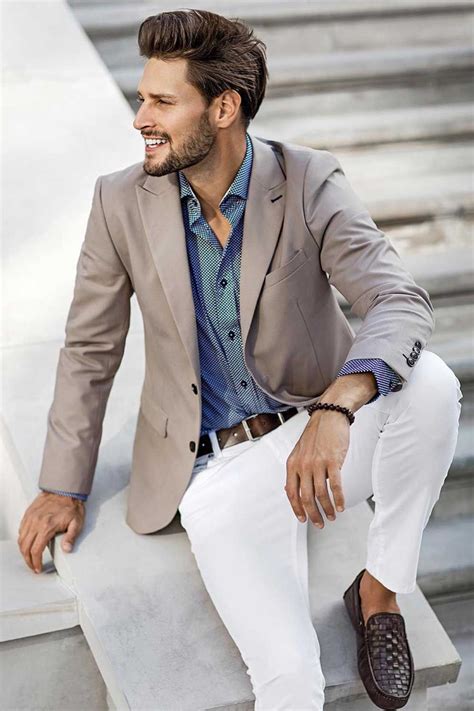 Mens casual cocktail wear. 6. Button-Down Dress Shirt and Dark Jeans For a Vegas Show. Guys, if you’re heading out to a Las Vegas show in the evening, it’s time to step up from your casual shirt and wear a white button-down dress shirt. Put a blazer on top, preferably in navy or other solid dark colors. 