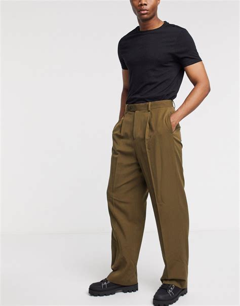 Mens high rise pants. A pair of loose-fitting high-waisted pants are ideal for summertime outfits. When you wear these men’s high-waisted pants from ASOS, you can keep cool and look stylish all at once. PROS: These pants look great for just about any style. CONS: They only come in one color. Star rating: N/A. Fit: Chino. 