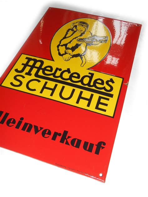 Mercedes Schuhe: Schilderjagd, alte Emailleschilder und