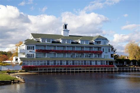 Meredith inn. 5.0. Service. 4.7. Value. 4.7. The Center Harbor Inn sits on the northwest shores of Lake Winnipesaukee, in the quiet village of Center Harbor. With 16 dock slips, 8 moorings and a beautiful sandy beach nestled on the shores of the harbor, the Inn offers the perfect setting to experience an authentic Lake Winnipesaukee getaway. 