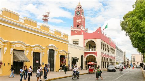 The country of Mexico comprises 31 states and the Federal District of Mexico City, its largest city and capital. The states stretch from the U.S. border in the north to the souther....