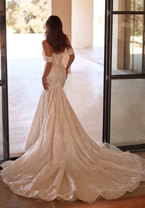 Mermaid sparkly wedding dress.  CSS Font Size Schema txt https://mermai...