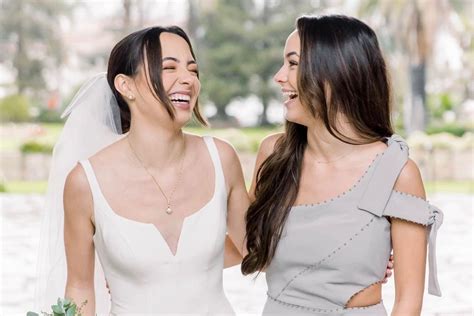 Merrell twins wedding. Aug 15, 2022 · Veronica Merrell runs a successful YouTube channel in partnership with her twin, Vanessa. Their YouTube channel, Merrelltwins, has over six million subscribers. Veronica and Aaron have been dating ... 