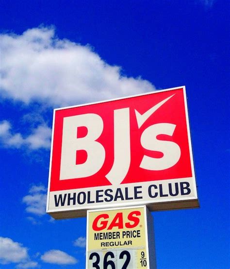 ''It isn't retailing or wholesaling,'' said Mervyn Weich, president of BJ's Wholesale Club, a subsidiary of the Zayre Corporation, which has 12 clubs and also operates discount and off-price stores.. 