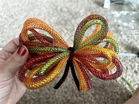 Mesh tubing wreath tutorial.  Mesh ribbons, including the final decorative bow. Hi Eve...