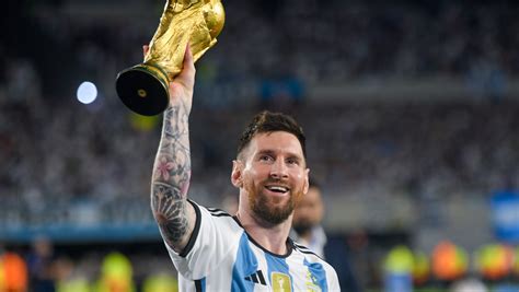 Messi mania grips Argentina in 1st match as World Cup champs