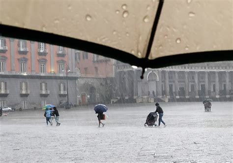 Meteo Napoli 21 novembre, ancora pioggia e temporali ... - Napoli …