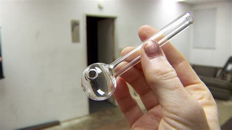 What Do Meth Pipes Look Like? The “bongs” that drug users put meth in are not dissimilar to the bongs used by marijuana smokers. They are large and made of glass, typically measuring 8 to 12 inches long. You can find them in many smoke shops. Drug users may also try to make their own using water bottles or large empty soda …