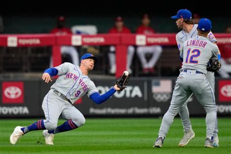 Mets’ defensive blunders too much to overcome in series-opening loss to Phillies