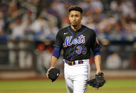Mets Notebook: Edwin Diaz hopes to pitch this season after torn patellar tendon