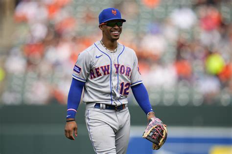 Mets shortstop Francisco Lindor scratched with soreness on his right side, ending streak