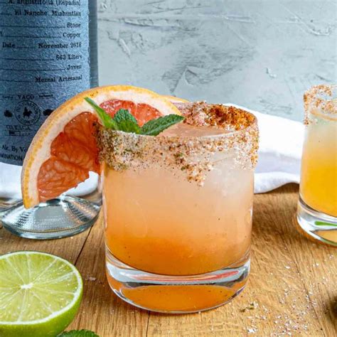 Mezcal paloma. Der Mezcal Paloma ist eine Version des klassischen Paloma Cocktails mit Tequila, der wiederum eine Abwandlung des mexikanischen Bestsellers, der Margarita, ist.. Dieses erfrischende Getränk ist perfekt für Mezcal-Liebhaber, aber auch eine gute Option, um jemandem, der noch keine Erfahrung mit der Spirituose hat, den rauchigen Agavenschnaps näherzubringen. 