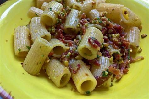 Mezze maniche con crema di pistacchi e speck croccante