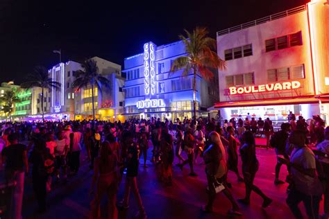 Miami Beach struggles with big spring break crowds, violence