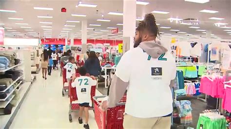 Miami Dolphins players take Boys and Girls Club kids on holiday shopping spree